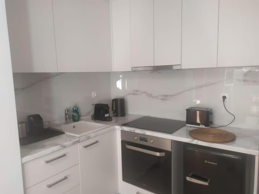 Studio Apartment With All Amenities In Kolonaki เอเธนส์ ภายนอก รูปภาพ