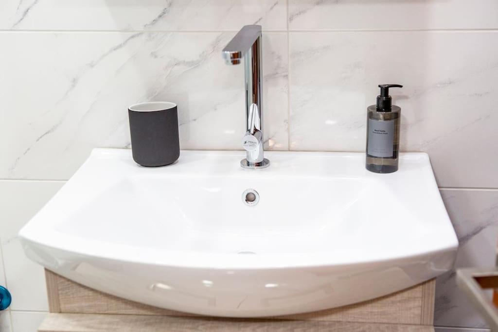 Studio Apartment With All Amenities In Kolonaki เอเธนส์ ภายนอก รูปภาพ